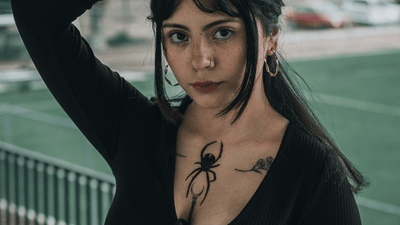 Korsettklänningens historia – från medeltida inspiration till modern gotik