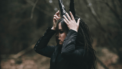 Väst som scenkostym – gotisk elegans på teaterscenen