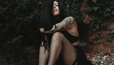 Hur bär man gotiska byxor i vardagliga outfits?